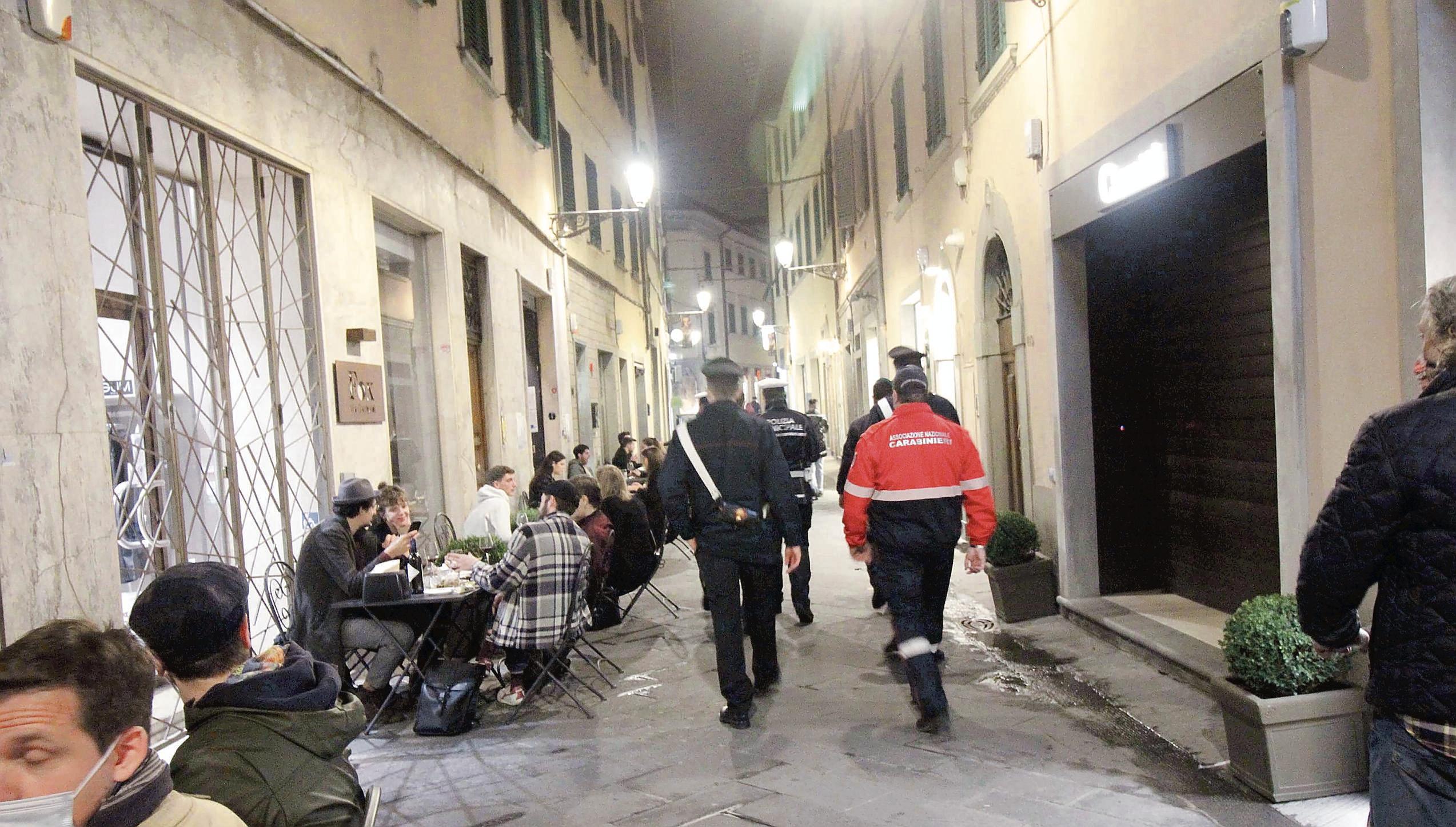 Venerdì sera in via Settesoldi: clienti disciplinati ai tavoli e forze dell'ordine che controllano come unici passanti