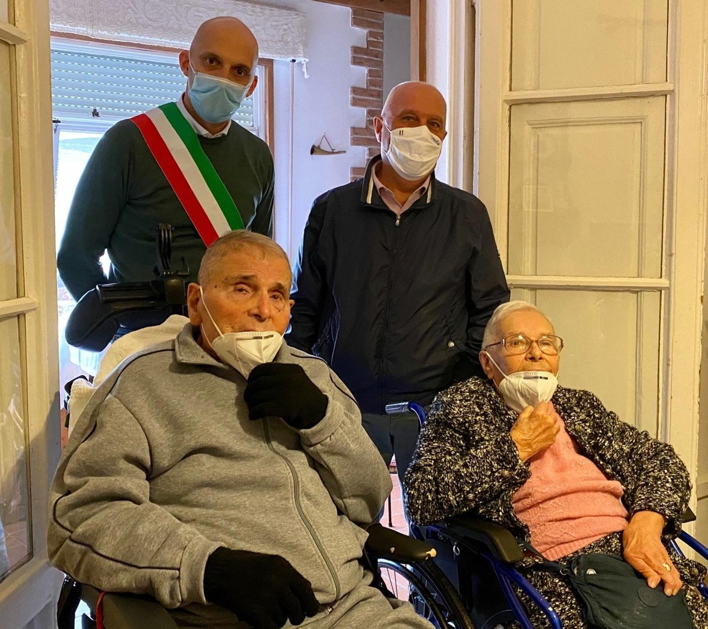 Vinicio accanto alla moglie Eliana, alle loro spalle il sindaco Matteo Ferrucci e il vice Andrea Taccola