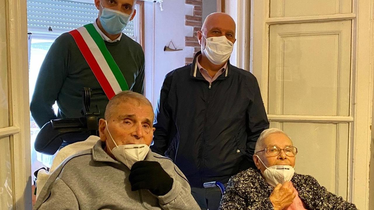 Vinicio accanto alla moglie Eliana, alle loro spalle il sindaco Matteo Ferrucci e il vice Andrea Taccola