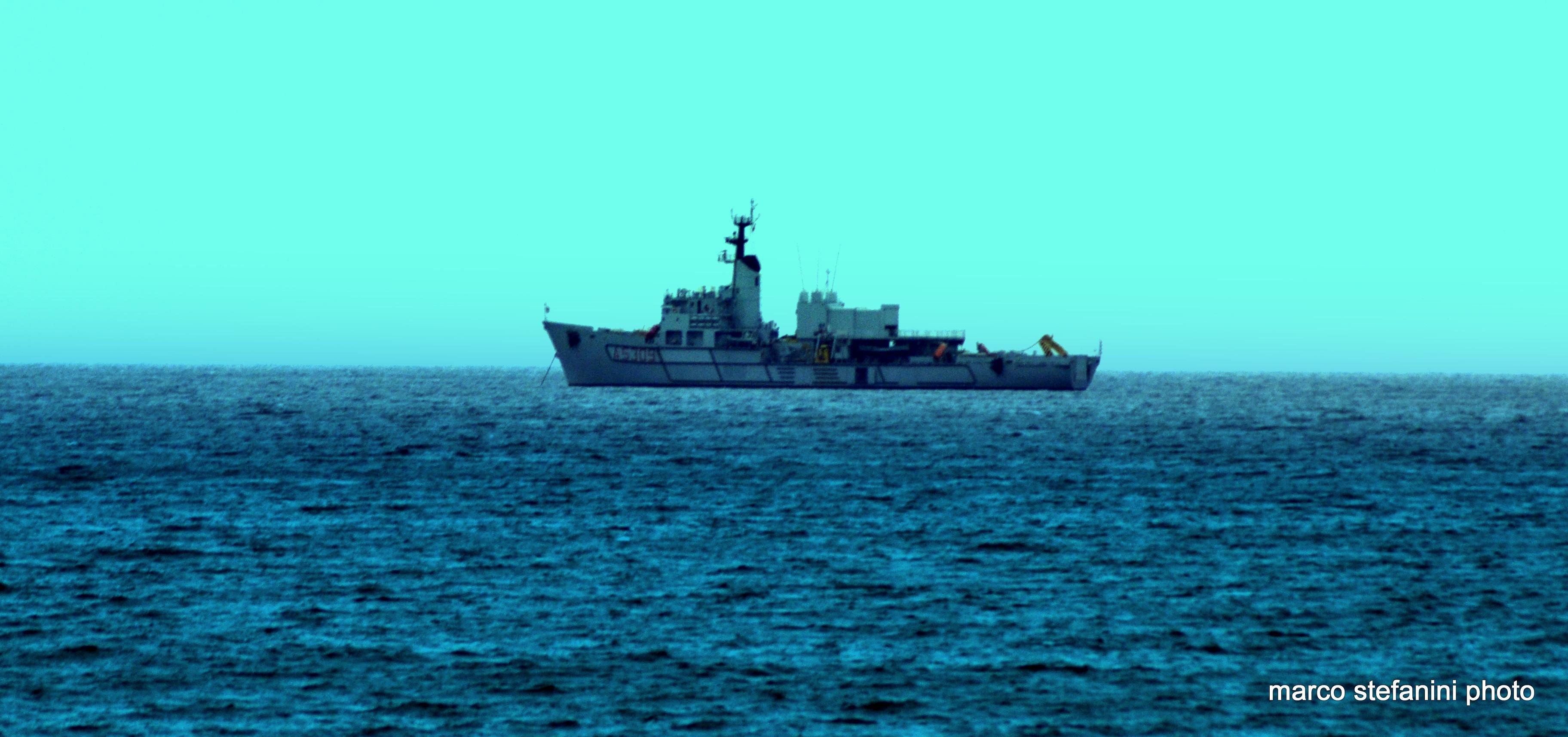 La nave Anteo davanti a Follonica (Foto Marco Stefanini)