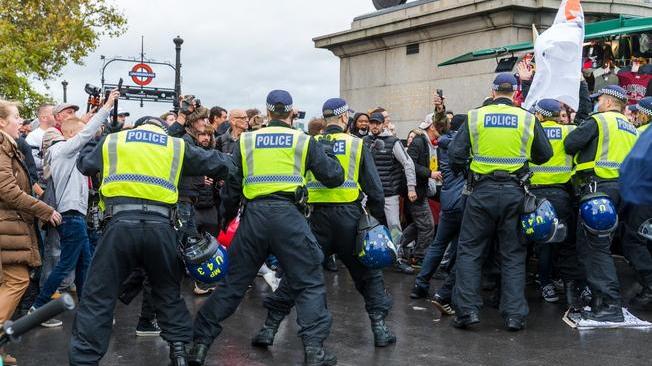 Covid: polizia Londra disperde protesta anti-lockdown