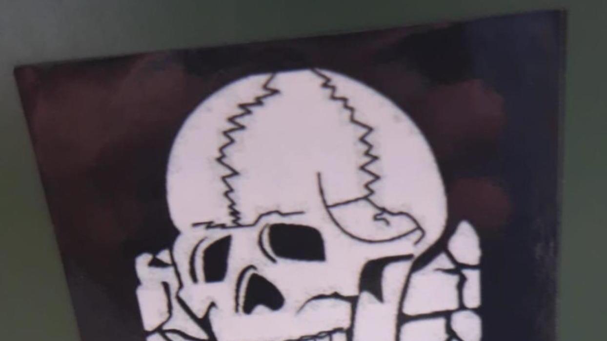 Spuntano ovunque adesivi del “Totenkopt” simbolo delle SS