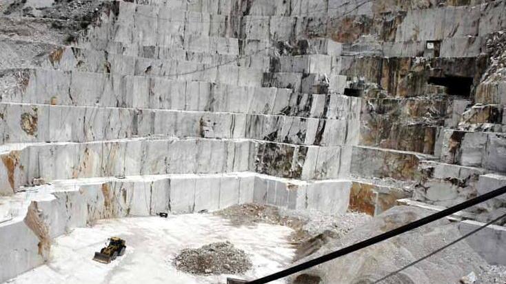 Oggi scendono in piazza i “No Cave” Cgil, Cisl, Uil: lapideo sì ma sostenibile