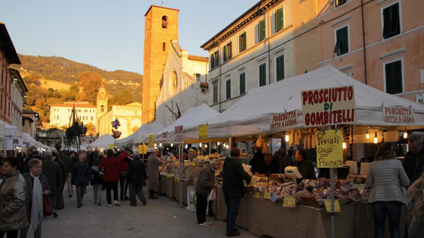 Stop ai mercatini natalizi ma confermate le luminarie 
