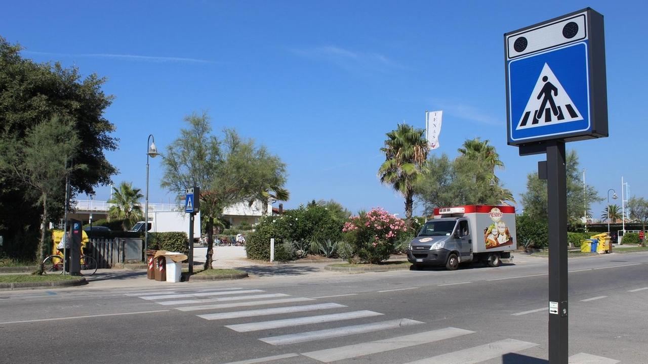 Attraversamento pedonale in sicurezza sull’Aurelia a Focette