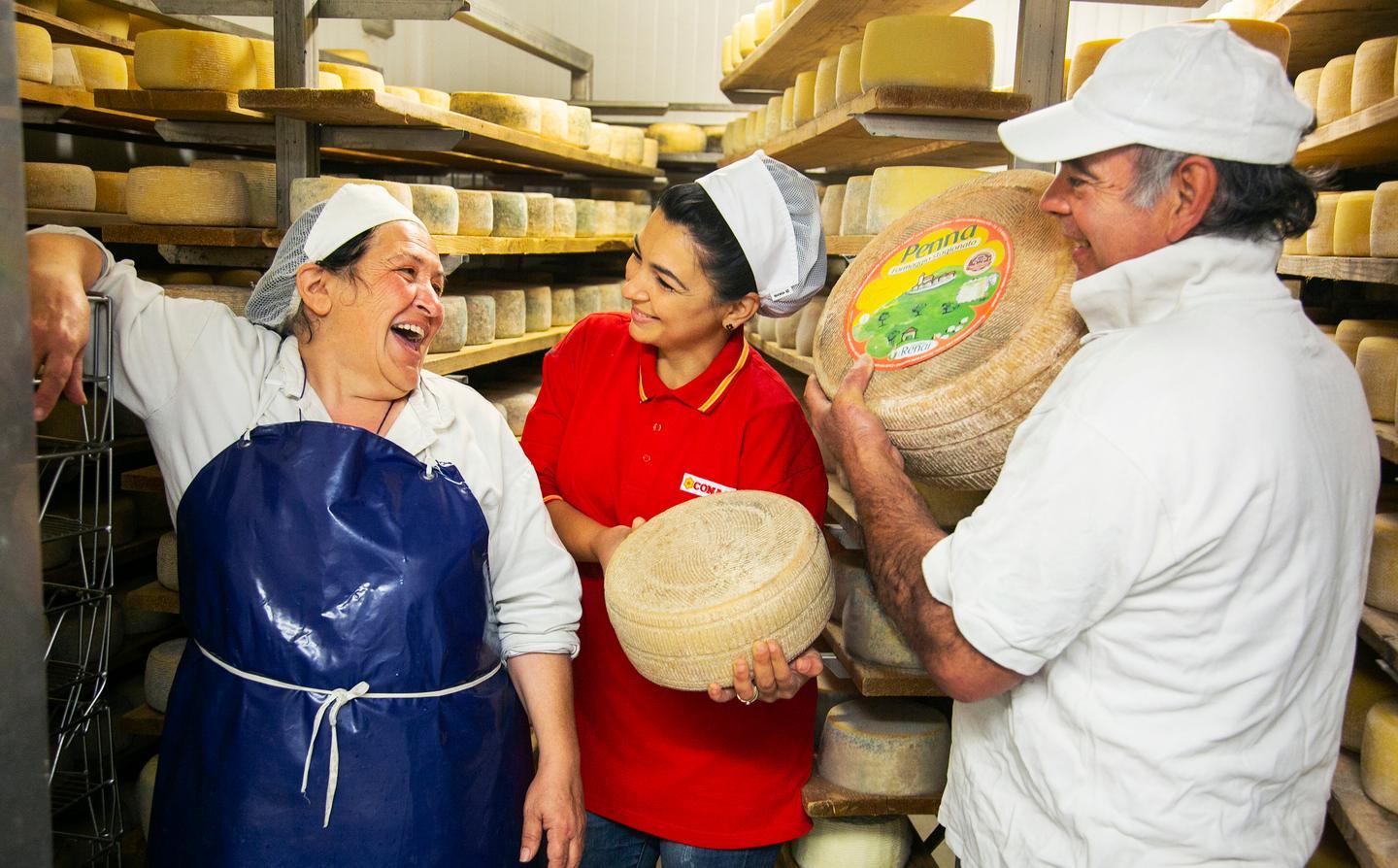 Nel caseificio della famiglia Renai i formaggi hanno il nome dei monti 