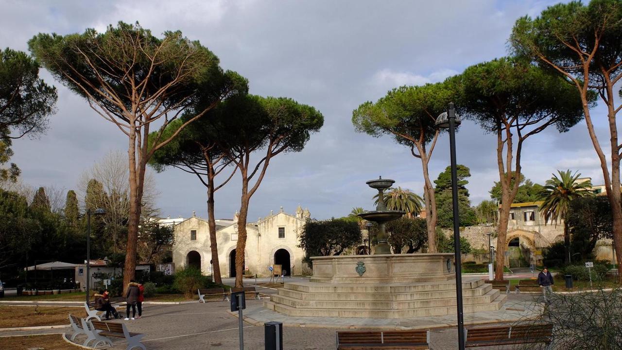 Urla, vandalismi e insulti in piena notte «Quei giovanissimi ci fanno paura»