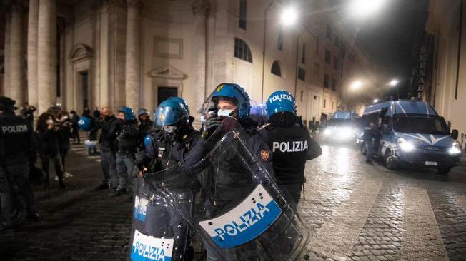 Covid, disordini durante protesta a Roma