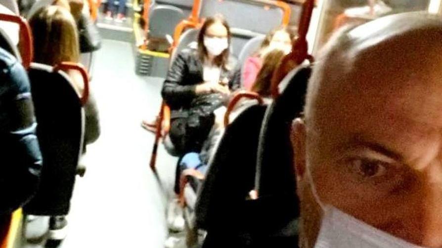 Sindaco e assessori sui bus degli studenti «Sono troppo affollati»