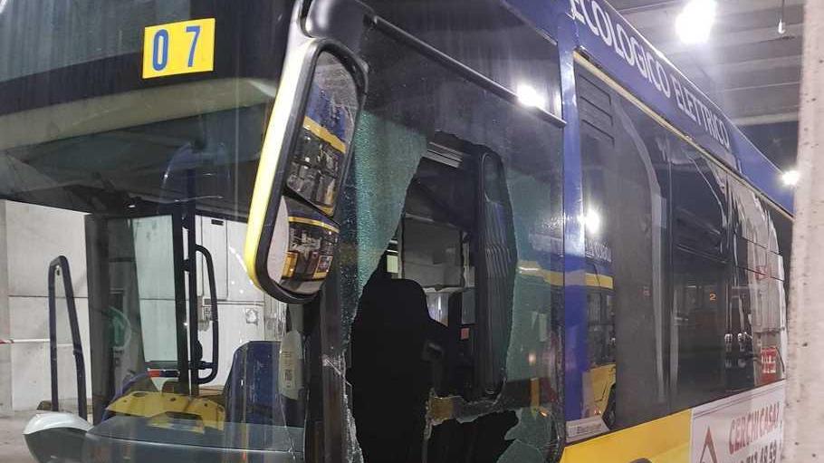 Sorpasso azzardato: scontro tra bus