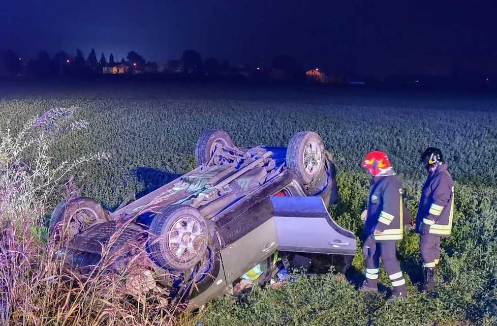 Sbanda in tangenziale e cappotta con l’auto