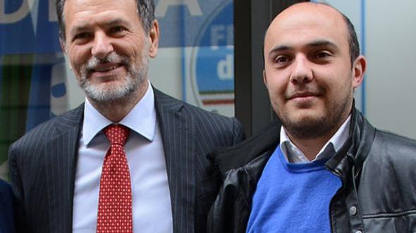 Coordinatore di FdI centrato da un masso