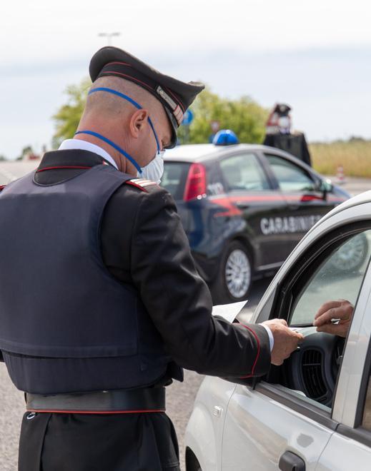 Fermato per un controllo sulla statale Romea viene trovato con droga