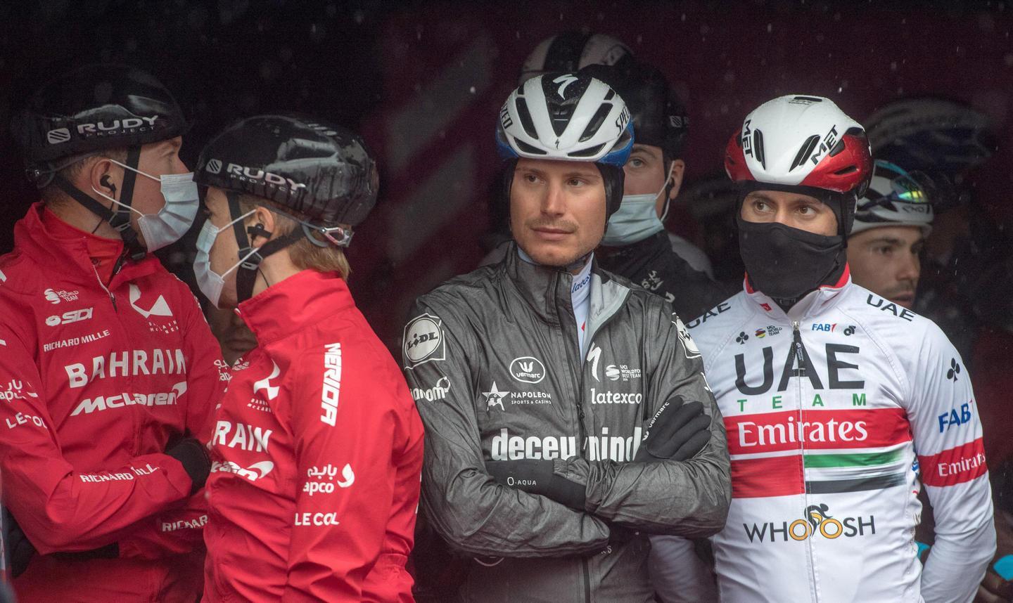 Giro, rivolta per il freddo. Cerny brinda ad Asti