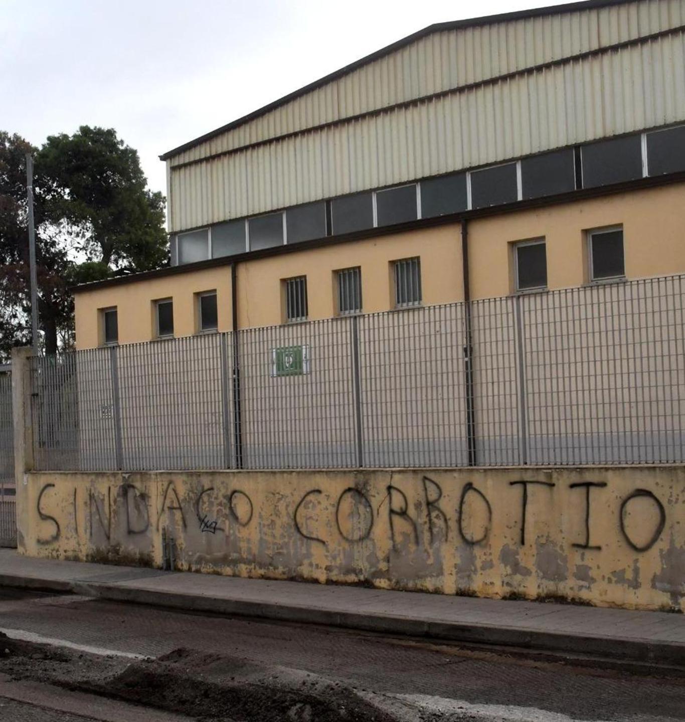 Scritte ingiuriose contro il sindaco nel vecchio palazzetto di Santa Giusta