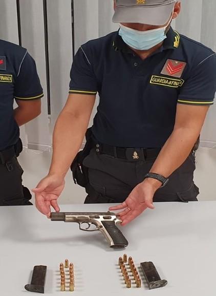Sul treno con la pistola, l’albanese resta in cella