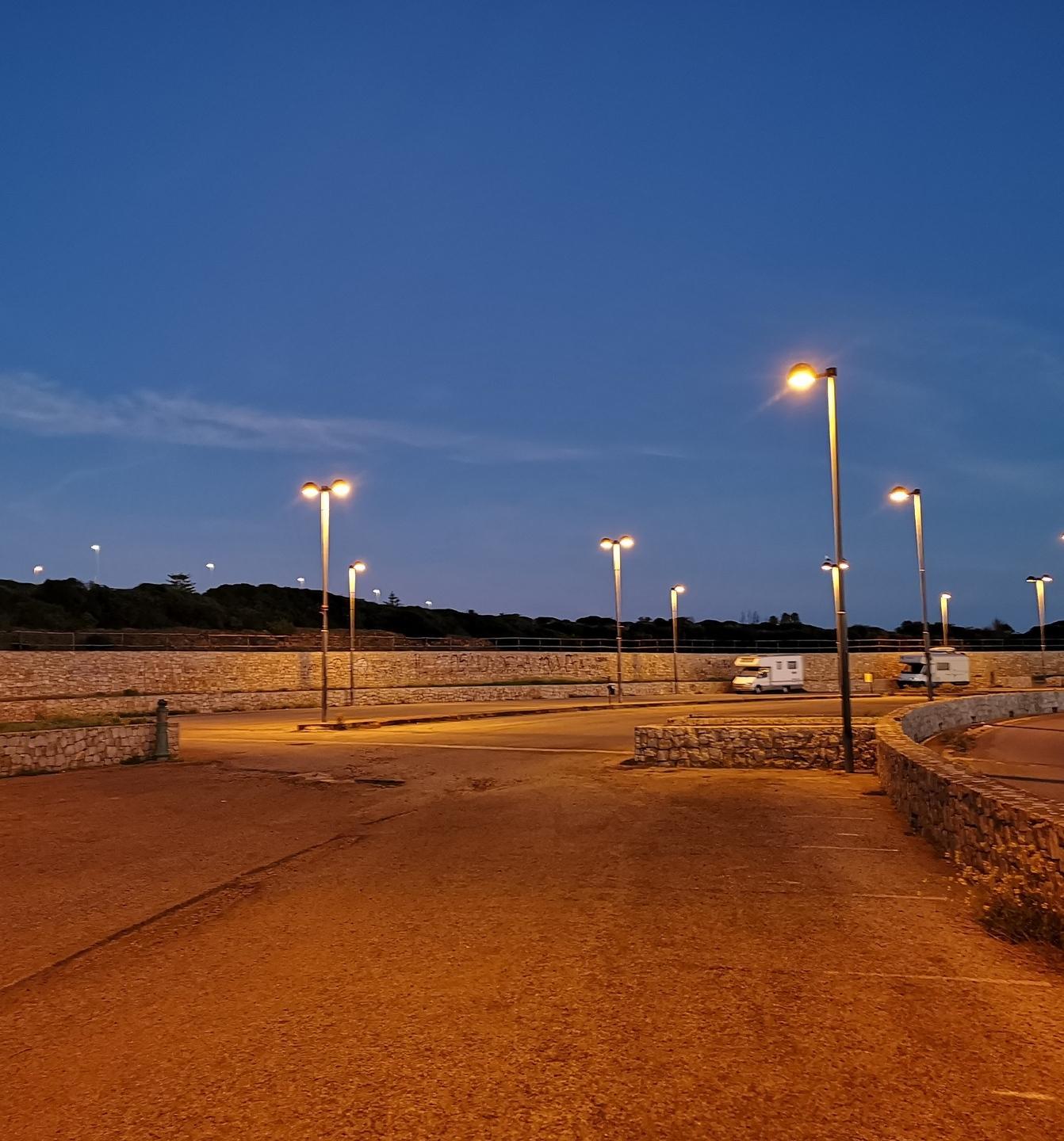 Dopo anni torna la luce a Balai illuminati i parcheggi e la pista 