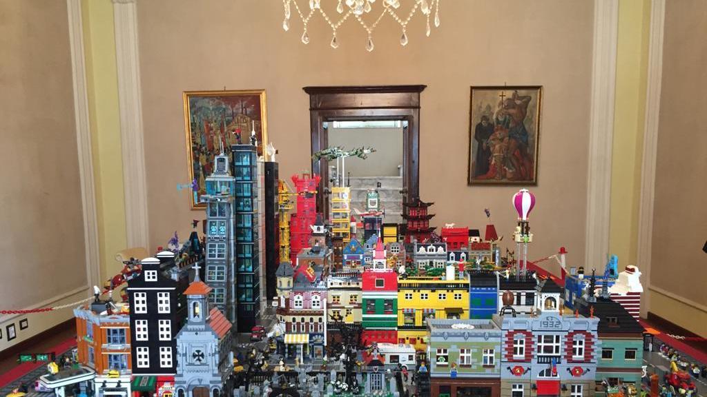 In mostra castelli e astronavi di mattoncini Lego