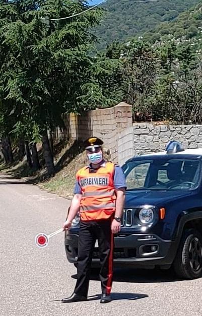 Senza mascherina fugge ai controlli 