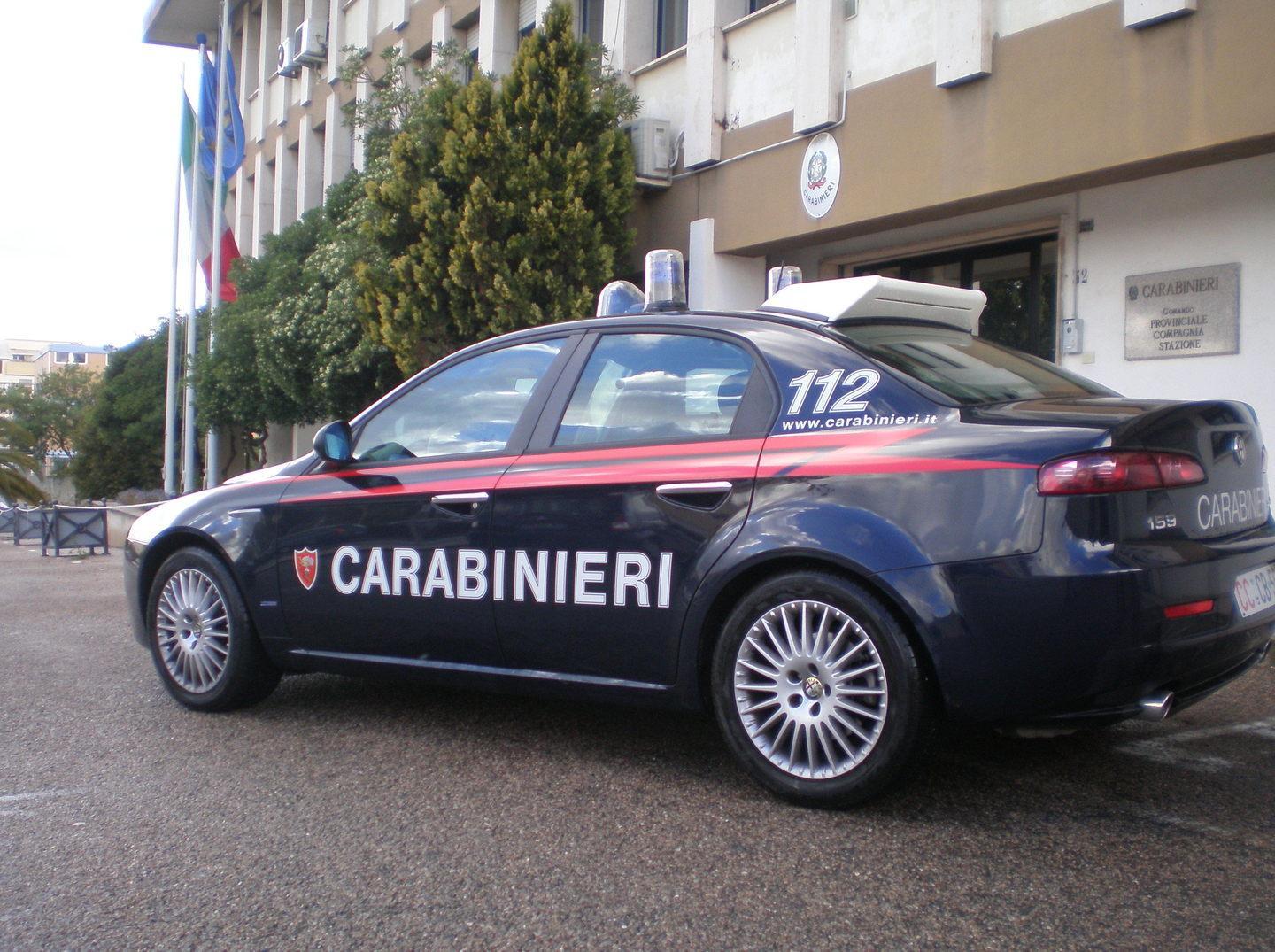 Aggredisce la vicina di casa per le chiavi di una cantina