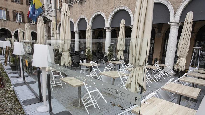 Modena Controlli tra i tavoli, i Nas chiudono il Caffè Concerto «Ma è colpa di un cliente»