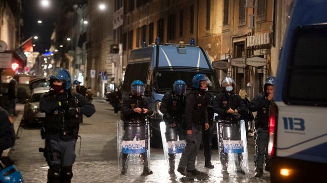Covid: disordini durante protesta in centro Roma