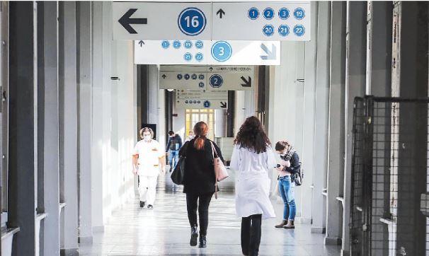 L’ospedale di Livorno è pieno, esauriti i letti covid. Altri 20 posti al secondo padiglione 