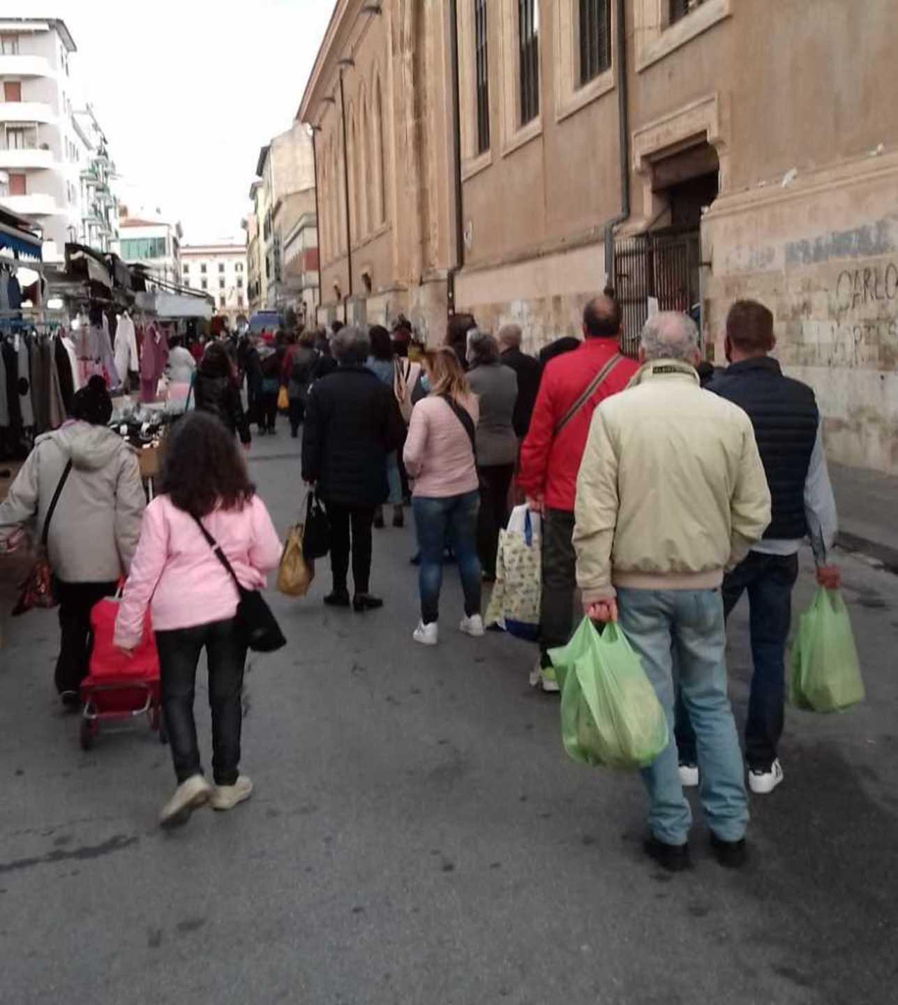 Un solo ingresso al Mercato centrale di Livorno: maxi coda, proteste e marcia indietro 