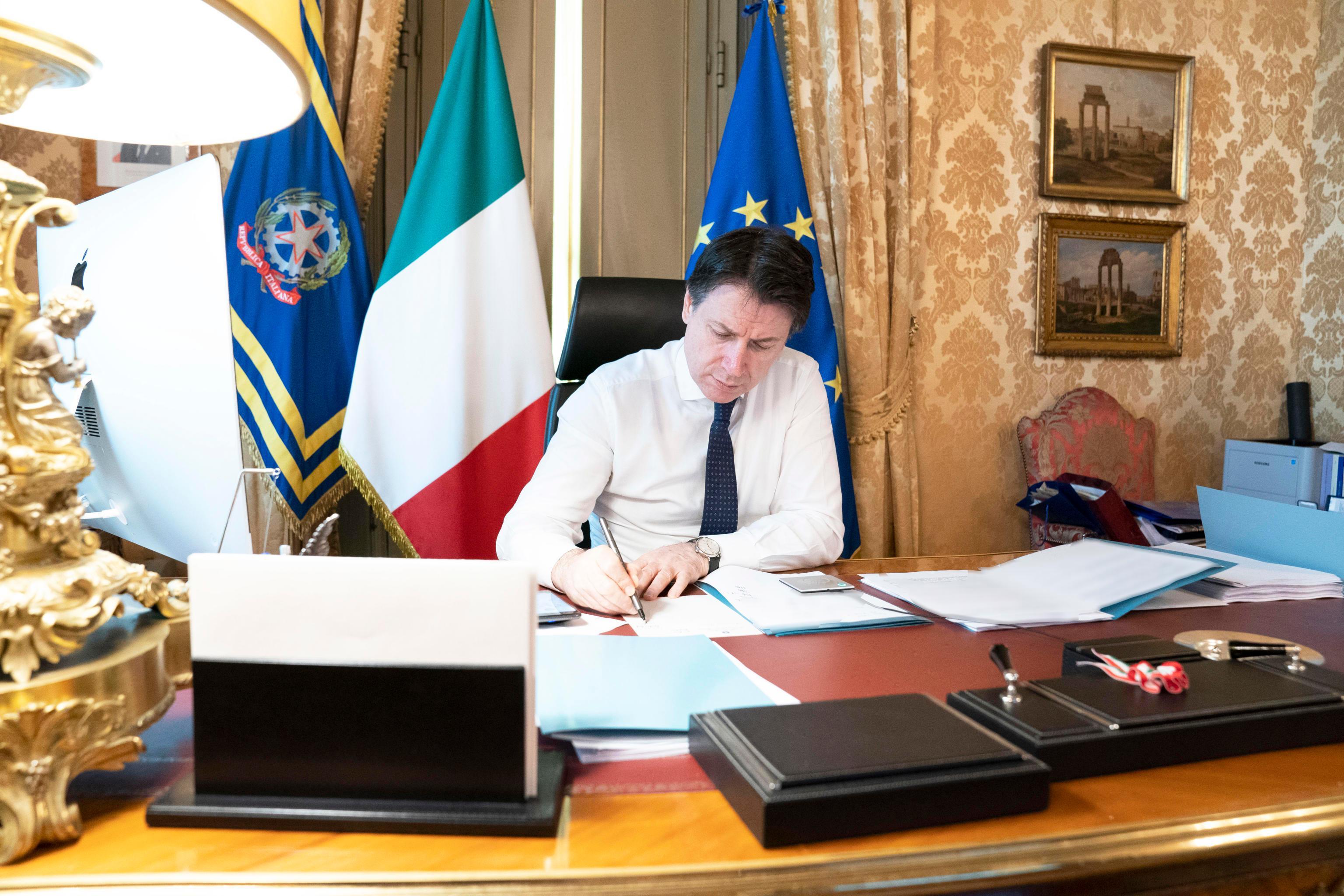 Covid, Conte firma il decreto: locali chiusi alle 18, stop a palestre, piscine, teatri, sale giochi