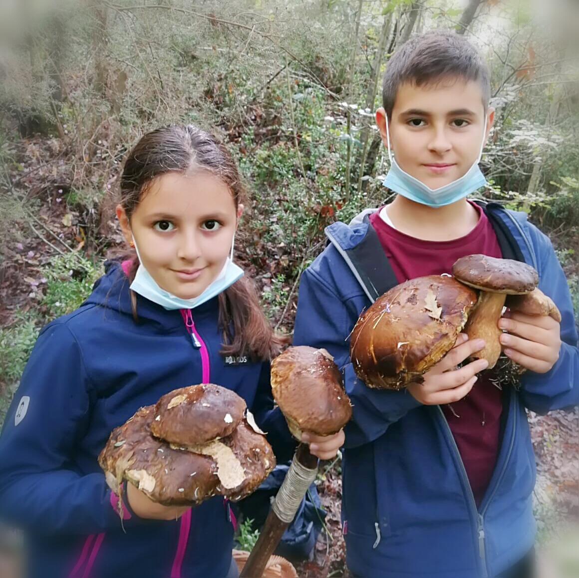 Giada e Iacopo Dentone con il loro "bottino" preso nei boschi di Nugola