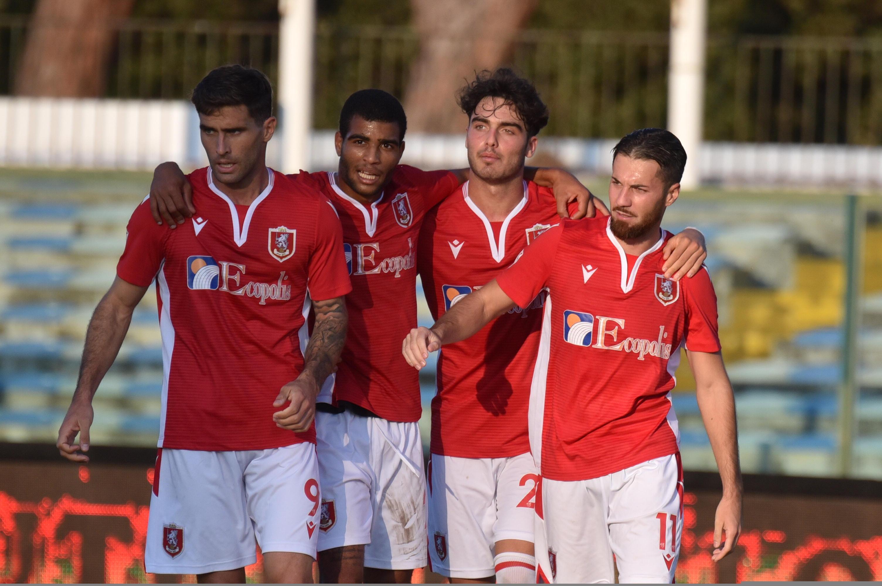 Galligani festeggiato dopo il gol del pareggio (foto Agenzia Bf)