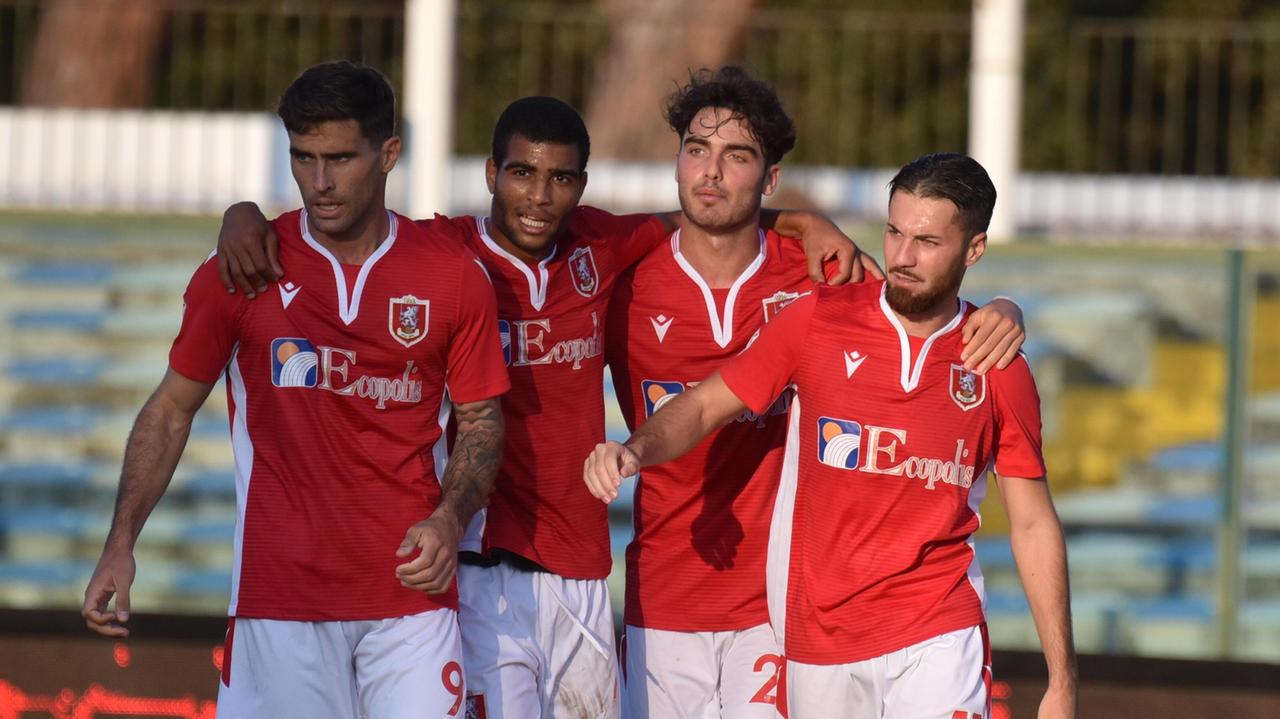 Galligani festeggiato dopo il gol del pareggio (foto Agenzia Bf)