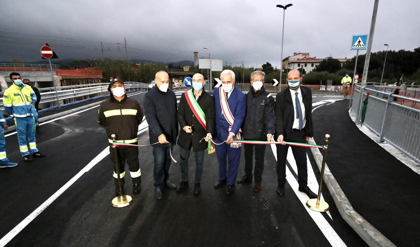 Il ponte sul rio Ardenza riaperto con cinque d'anticipo, Salvetti: «Esempio di lavoro pubblico» 