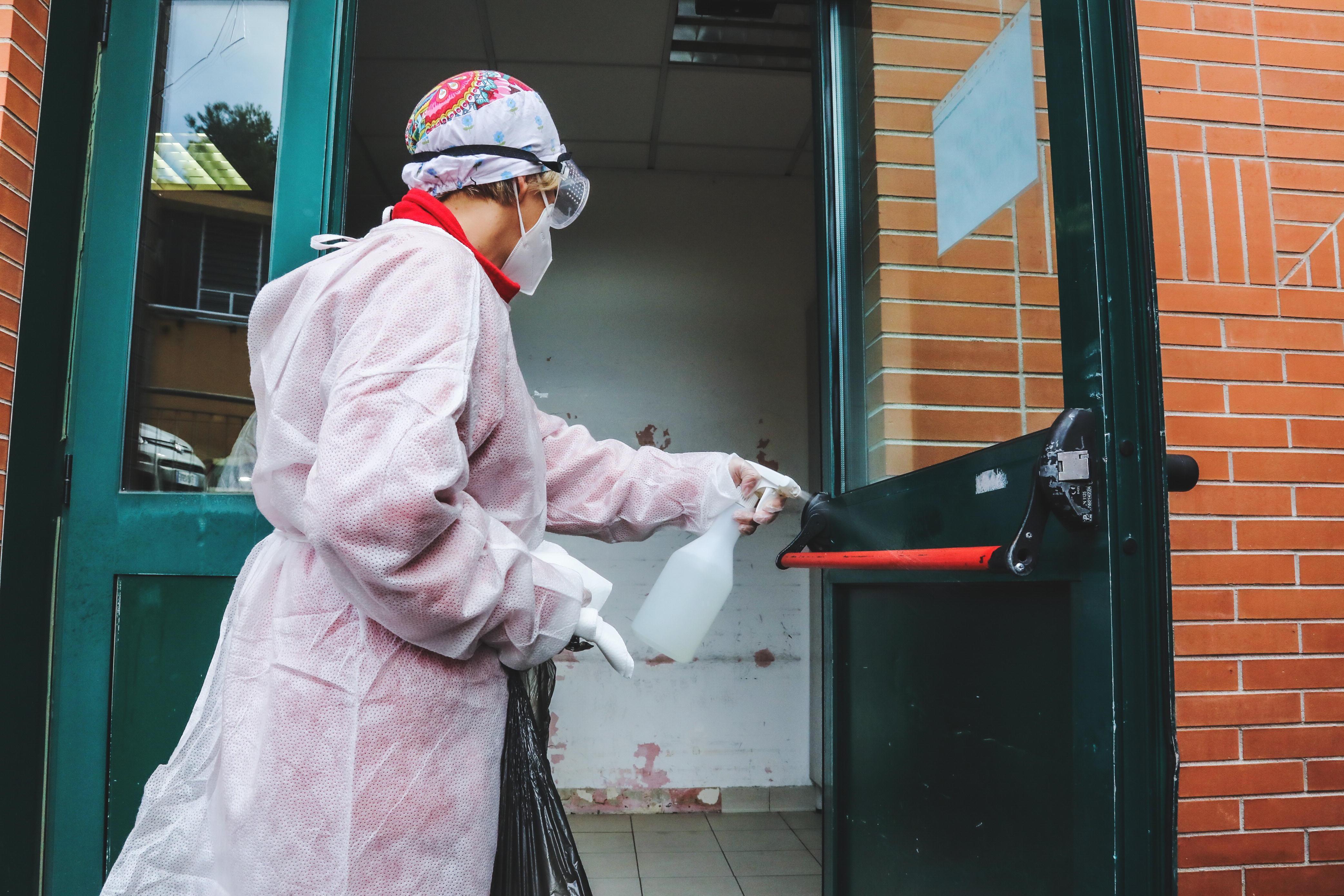 Un operatore sanitario a Livorno (foto Marzi)