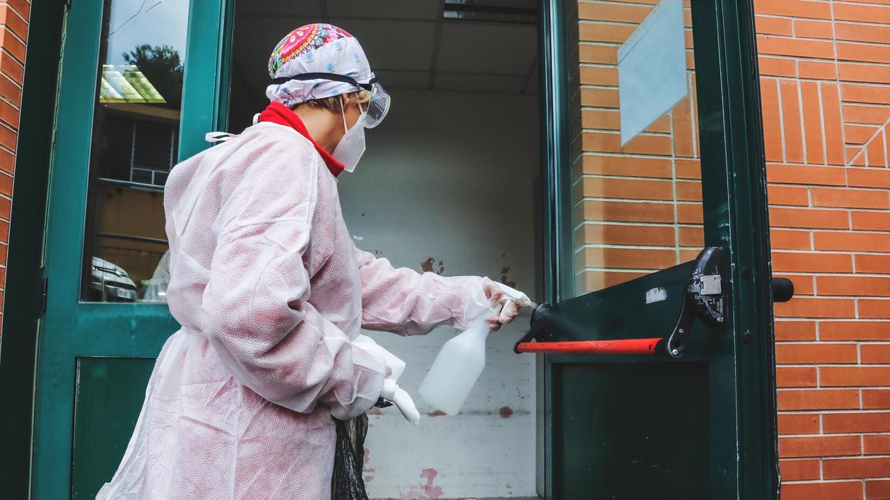 Un operatore sanitario a Livorno (foto Marzi)