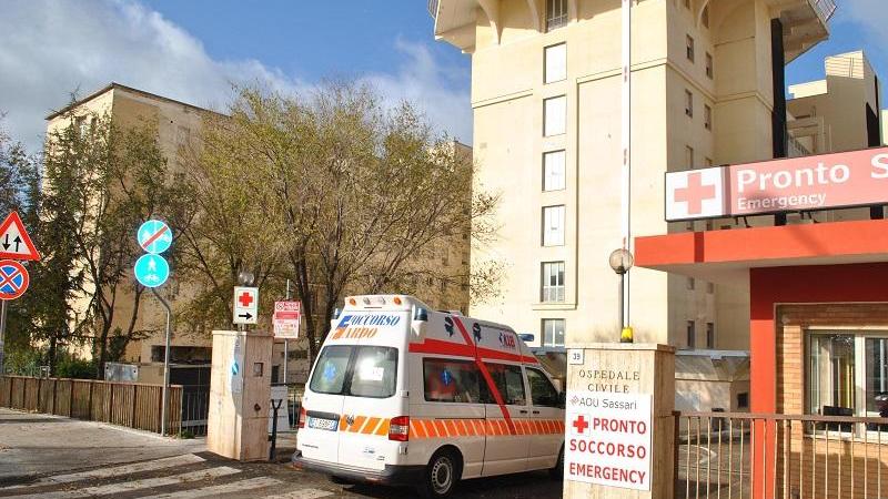 Covid, i primi 4 pazienti lasciano l'ospedale di Sassari per l'albergo