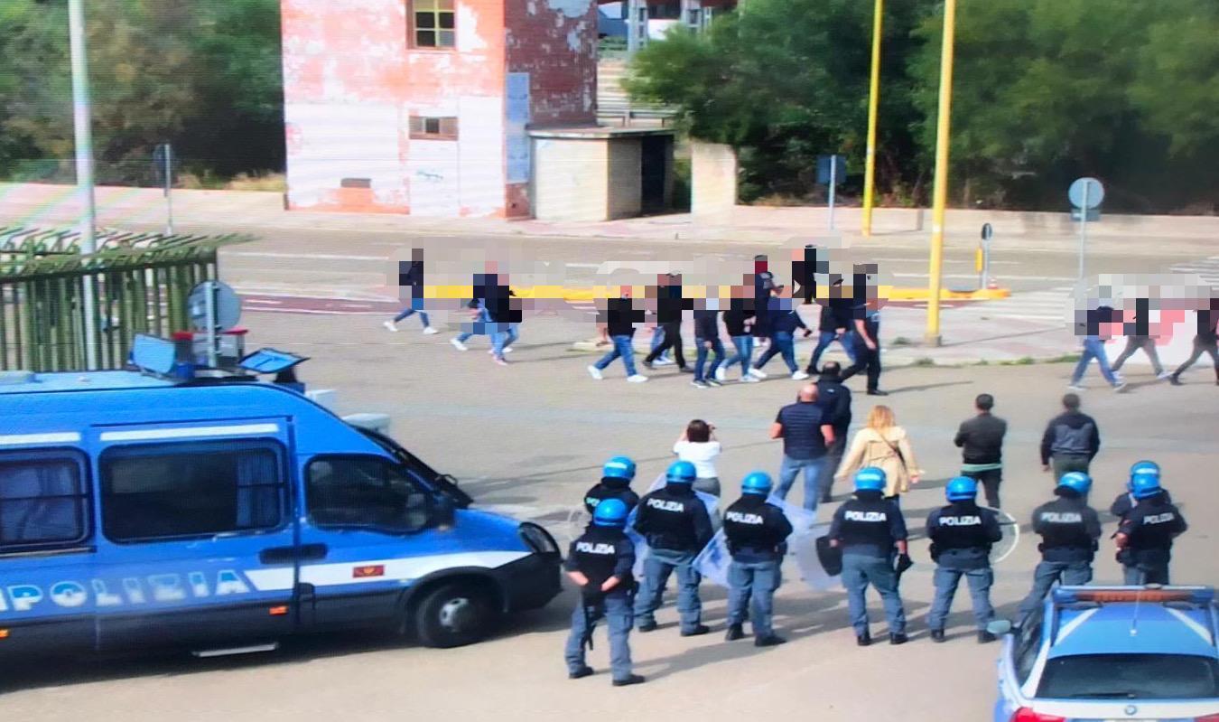Cori e fumogeni fuori dallo stadio: ultras identificati dalla polizia a Cagliari