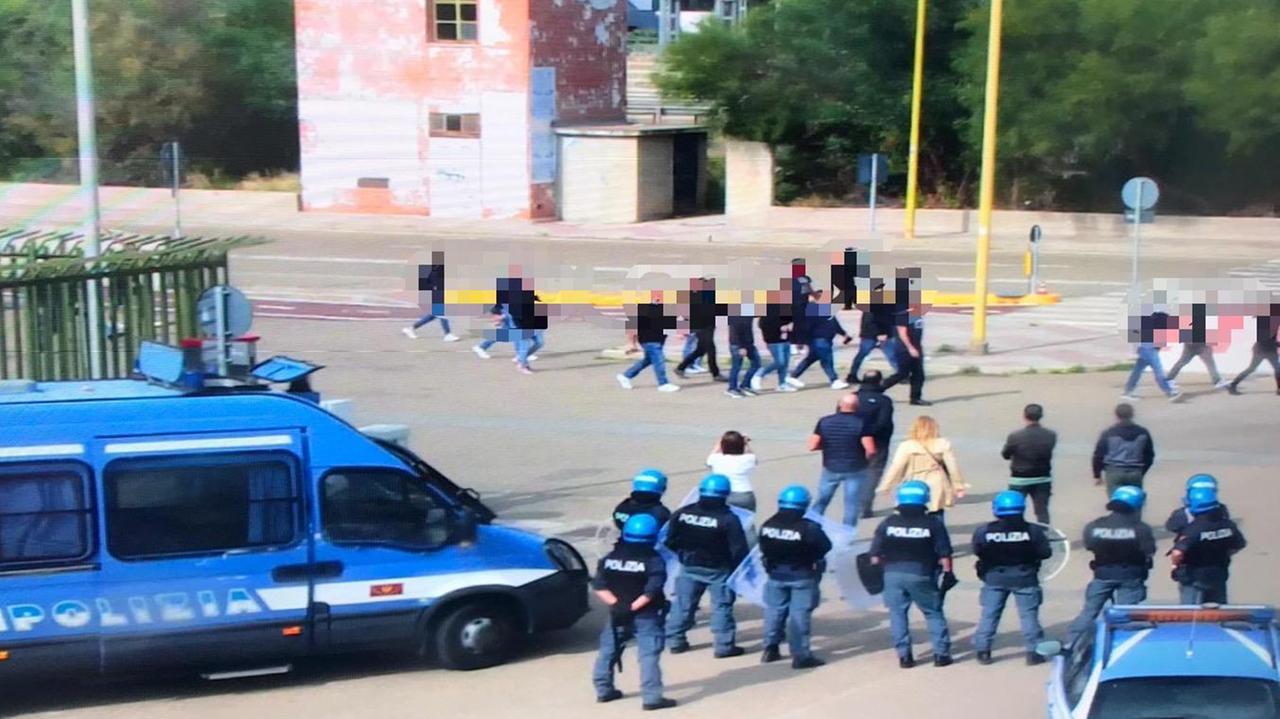 Cori e fumogeni fuori dallo stadio: ultras identificati dalla polizia a Cagliari