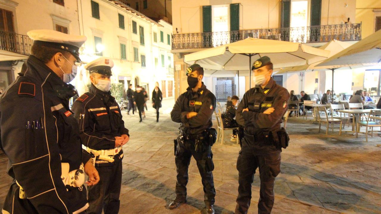 La squadra interforze Covid durante i controlli in centro