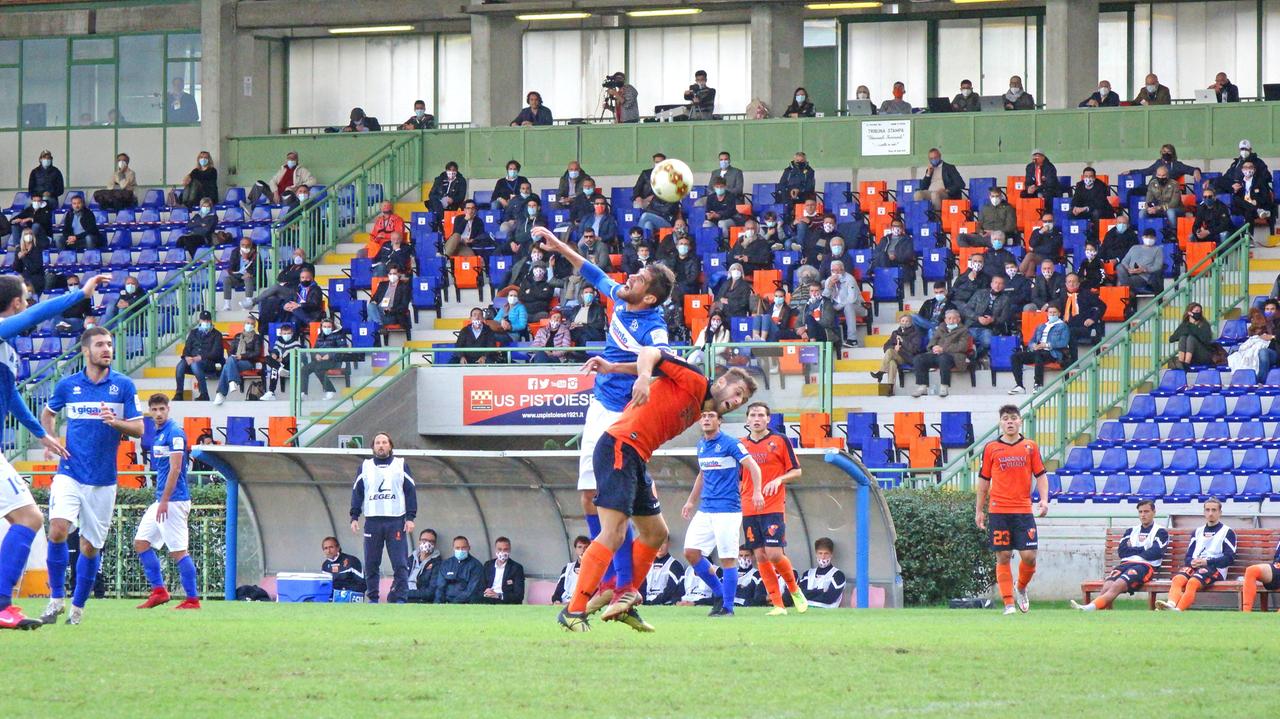 Un'azione di gioco fra Pistoiese e Pro Sesto (Foto Gori)