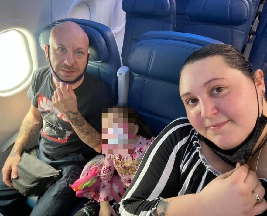 La piccola Jo in aereo con i suoi genitori (Foto da Facebook)