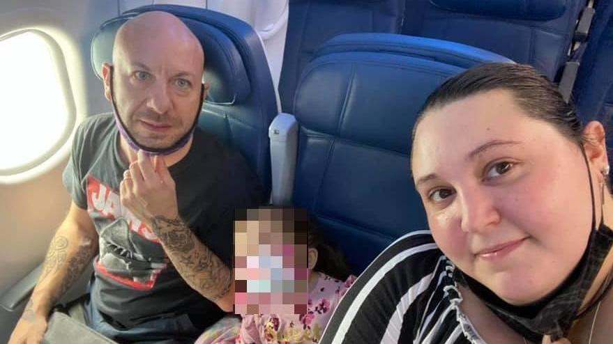 La piccola Jo in aereo con i suoi genitori (Foto da Facebook)