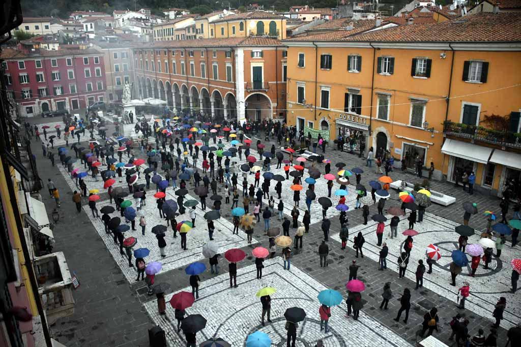 In duecento in piazza per chiedere di fermare la devastazione alle cave