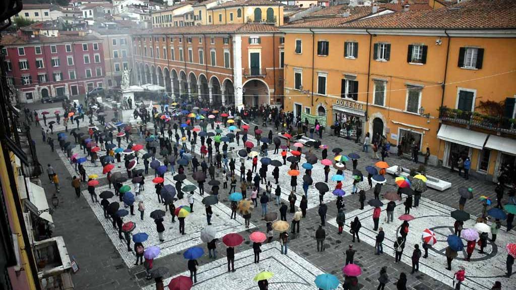 In duecento in piazza per chiedere di fermare la devastazione alle cave