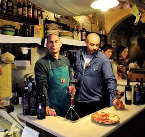 Da sinistra Lucio Calastri e Bruno Signorini all’enoteca Vena di Vino