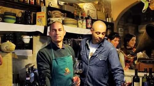 Da sinistra Lucio Calastri e Bruno Signorini all’enoteca Vena di Vino