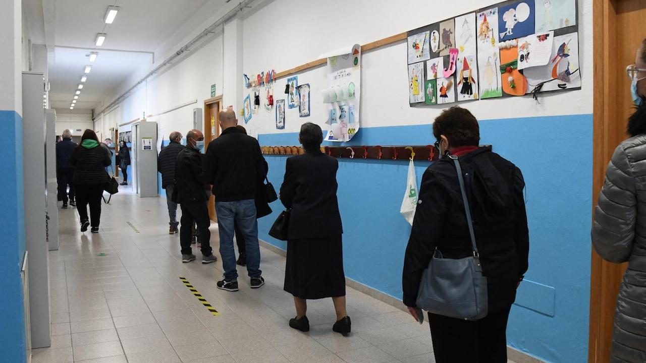 Un seggio elettorale (foto Massimo Locci)
