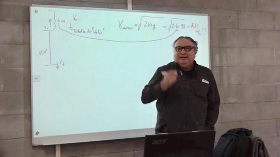 Massimo Bettini impegnato in una lezione di fisica on line