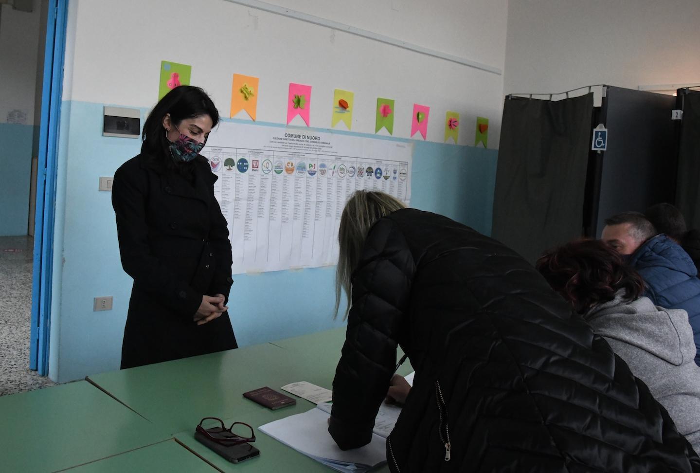 Un seggio a Nuoro (foto Massimo Locci)
