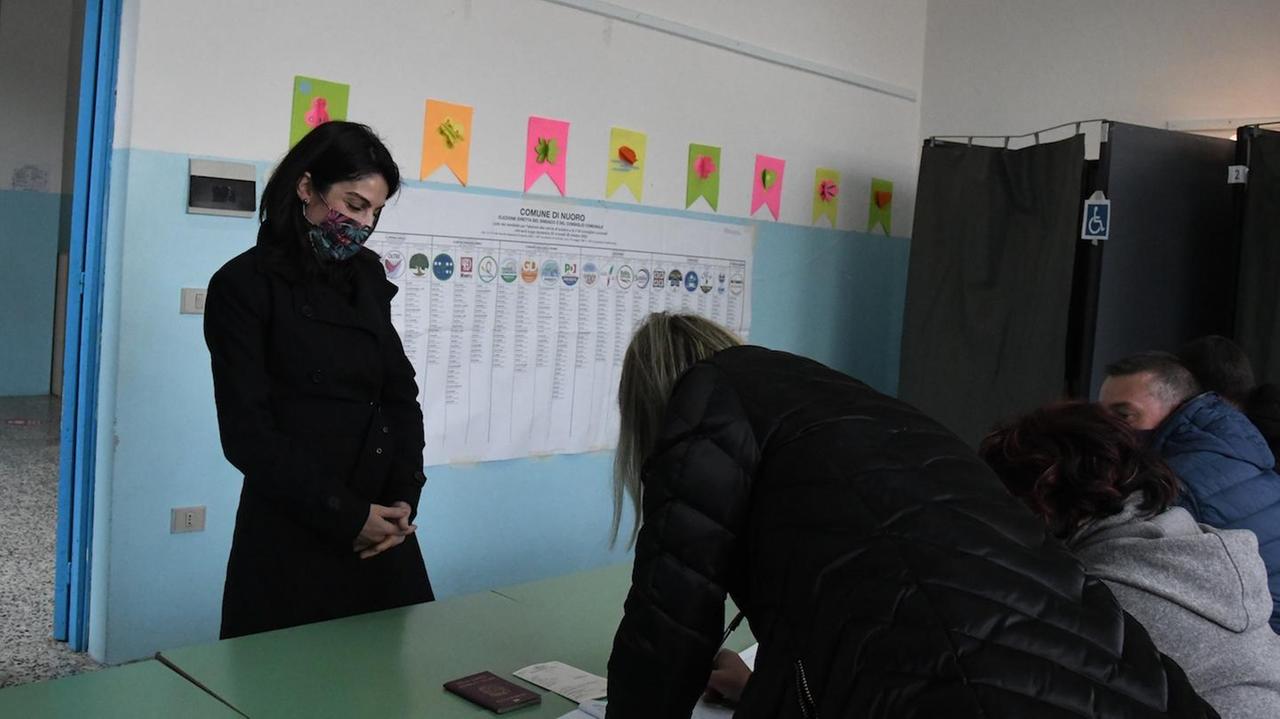 Un seggio a Nuoro (foto Massimo Locci)